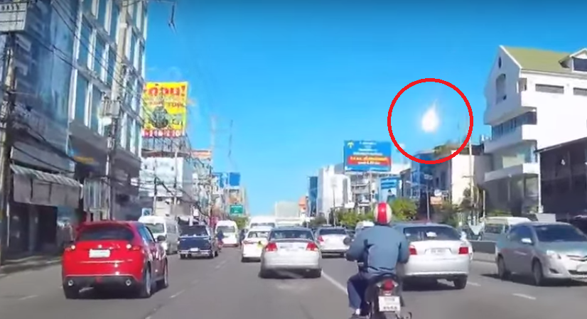 Nieznany obiekt na niebie w Bangkoku. Wyparował w powietrzu (video)