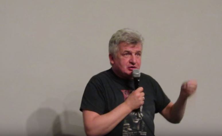 Ikonowicz przypiął się łańcuchem, by blokować eksmisję