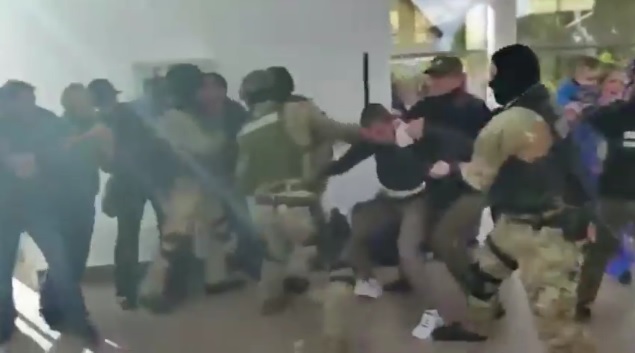 Bójka polskiej Straży Granicznej z nielegalnymi imigrantami (VIDEO)