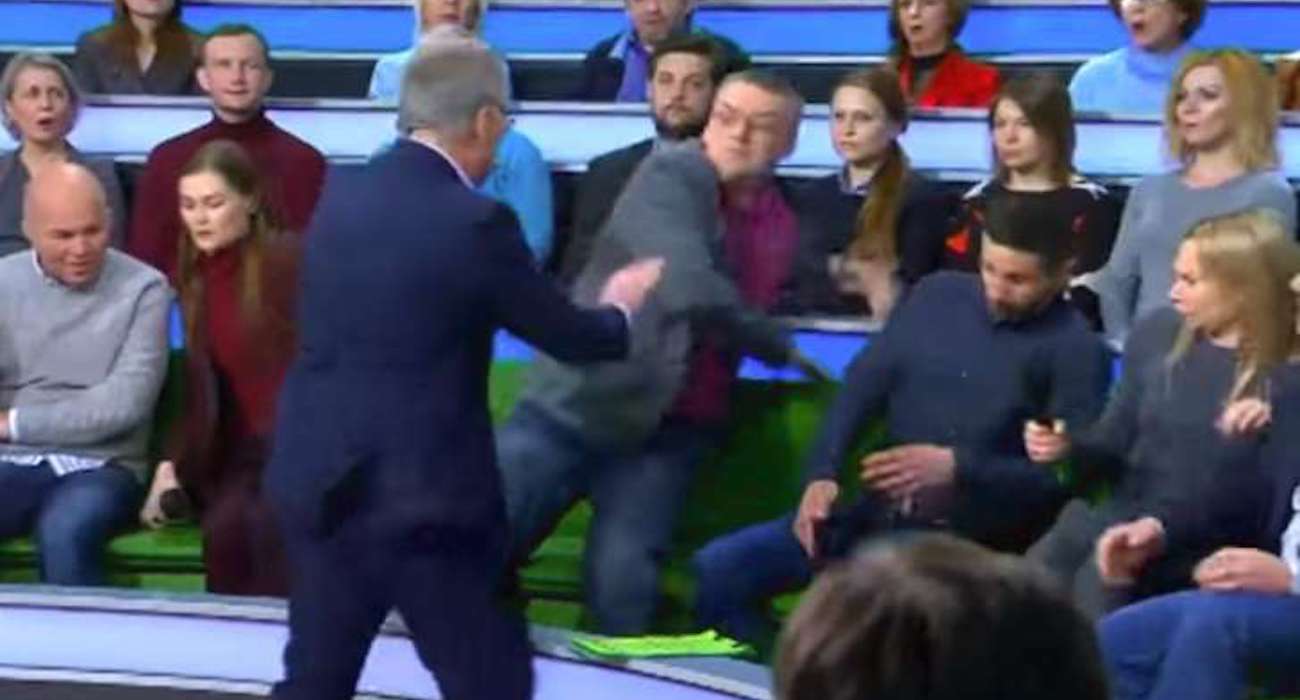 Bójka w hitowym programie! Wściekły gość pobił prowadzącego na wizji