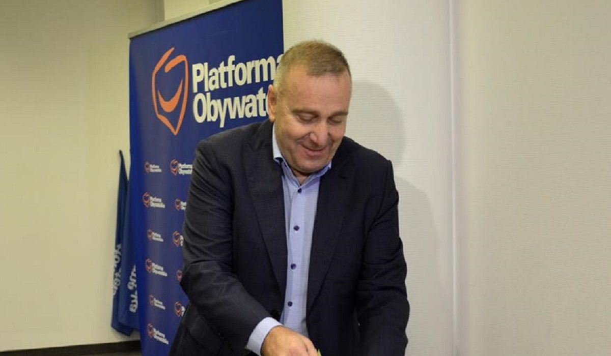 Politycy PO przyłapani w knajpie! Schetyna musiał trzymać się kolegi