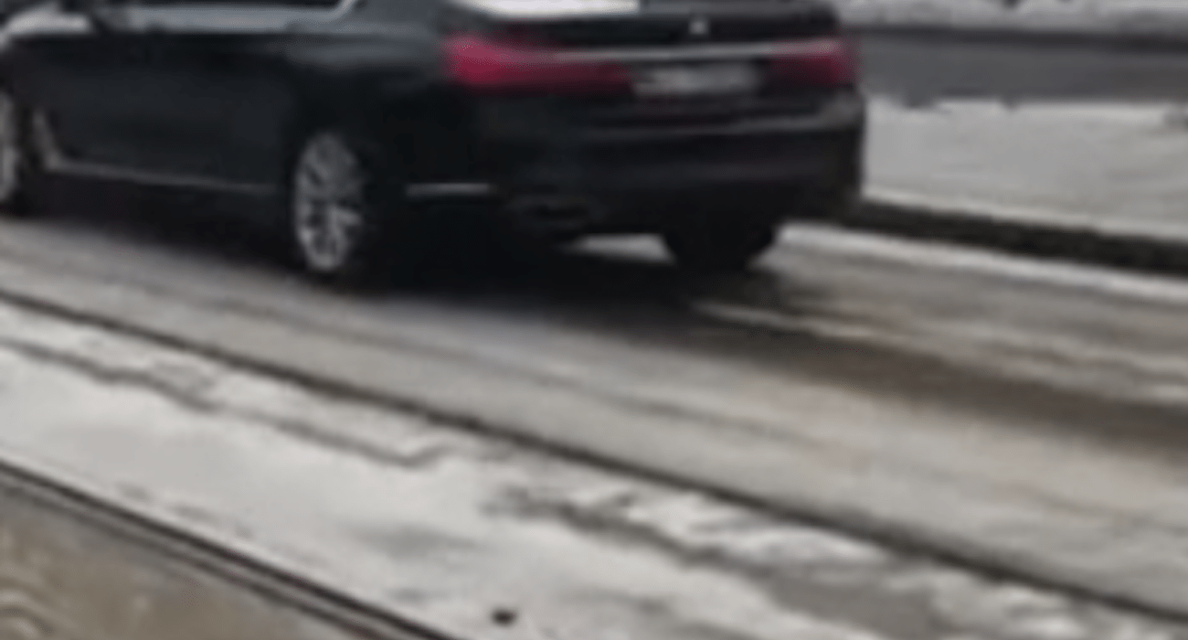Mamy zdjęcia z wypadku Dudy! Limuzyna dosłownie zawisła na przeszkodzie