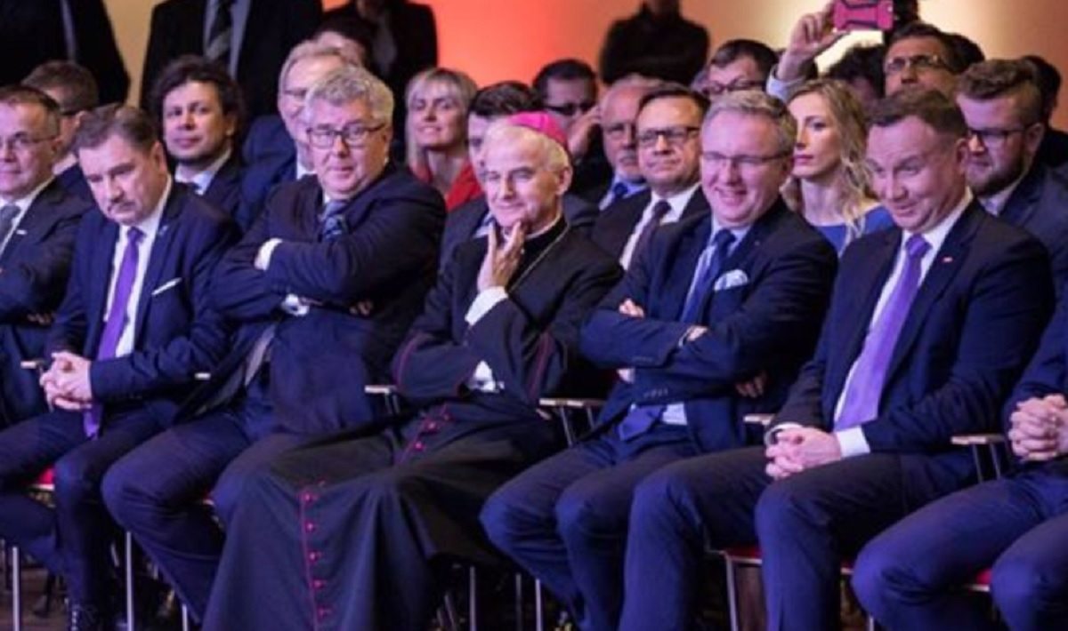 Będą chcieli usunąć to zdjęcie. Podniecony Duda patrzy na majtki rozkraczonych tancerek