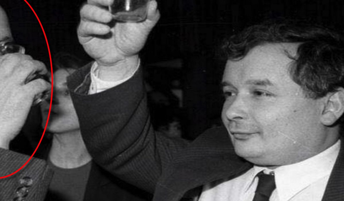 Prawicę wbiło w ziemię. Ujawniono zdjęcie, na którym Kaczyński pije wódkę z...