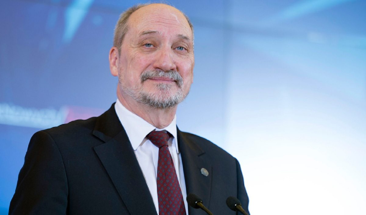 Co za absurd. CHORY tatuaż Macierewicza na udzie, jest zdjęcie