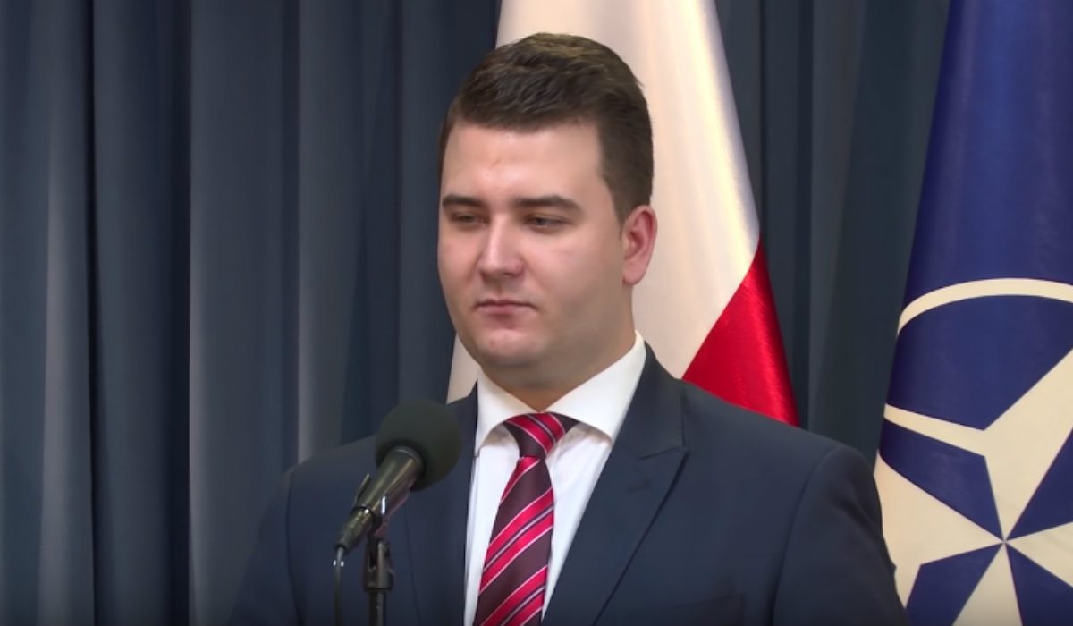 Ale wstyd! Misiewicz POGRĄŻONY przez koleżankę z nowej pracy