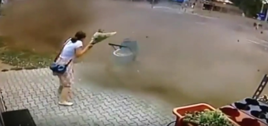 Krok od tragedii i niezwykłe szczęście kobiety z dzieckiem (video)