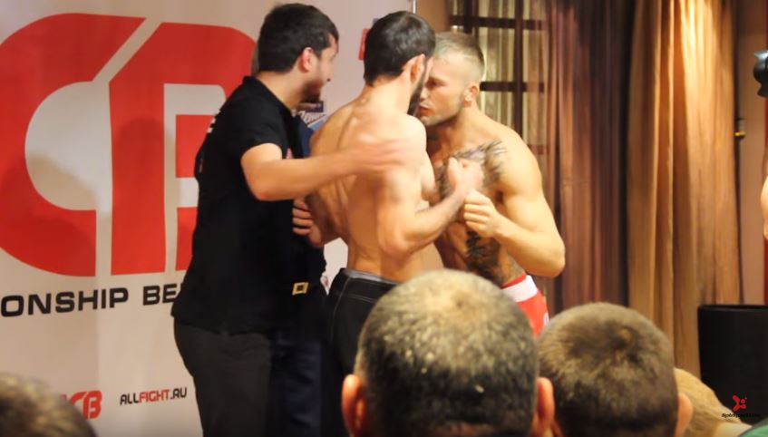 Czeczen uderza Polaka w twarz podczas ważenia (video)