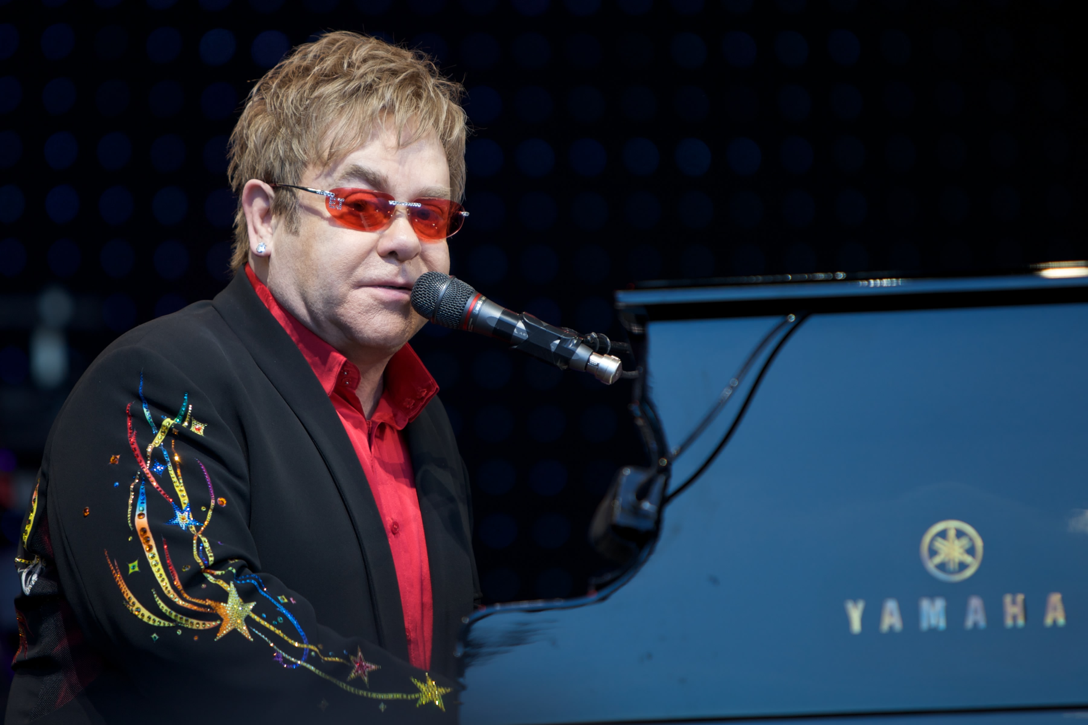 Elton John chce porozmawiać z Putinem o prawach gejów w Rosji