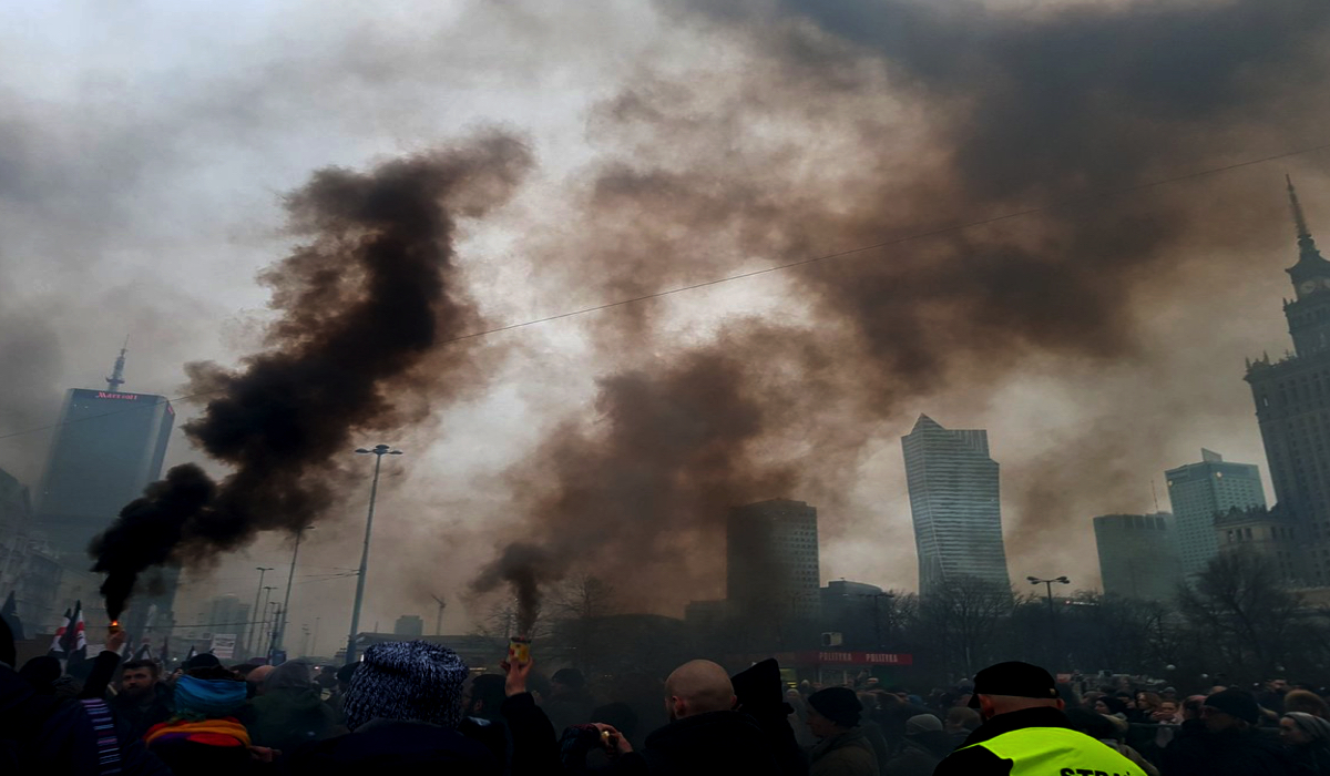 Czarny Piątek wymknął się spod kontroli! Policja rzuciła się na kobietę W CIĄŻY