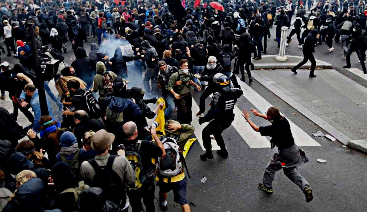 Ludzie wyszli na ulice. Policja zaatakowana, nie żyje 8 osób