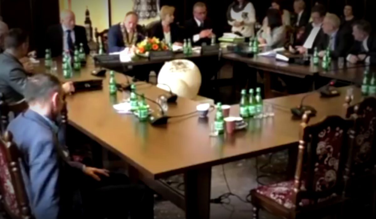 "Ch*j ci w d*pę". Polityk nie wiedział że nagrywa go kamera