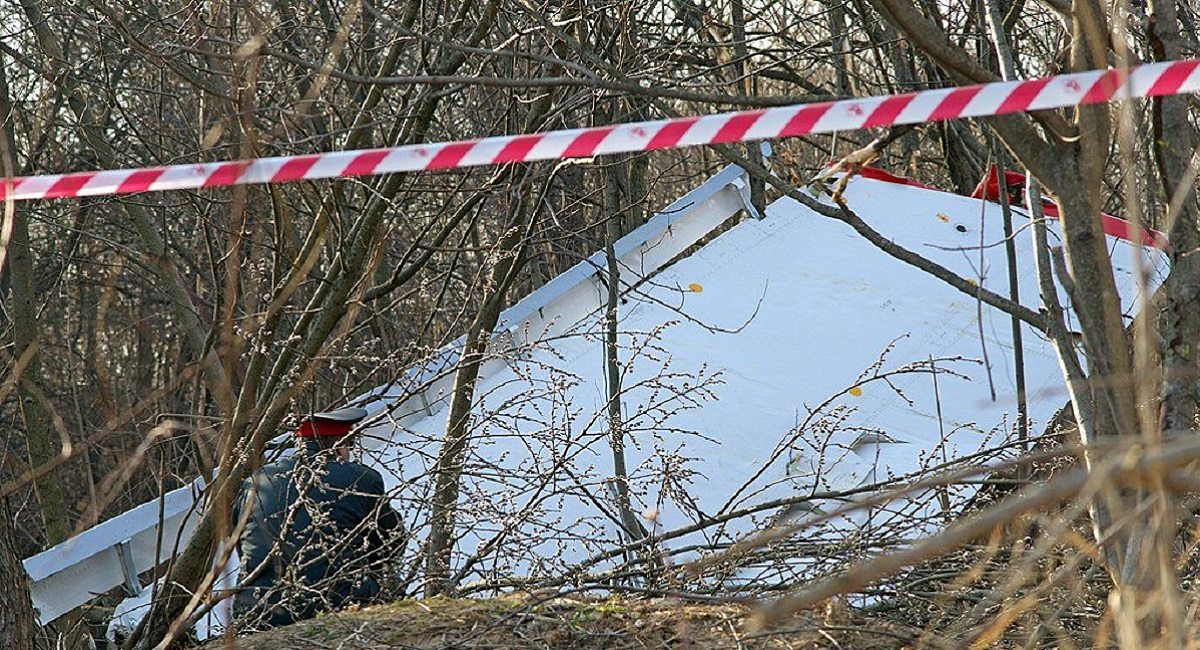 Szokujące zdjęcie zrobione tuż po katastrofie smoleńskiej. Co tam robi Duda?