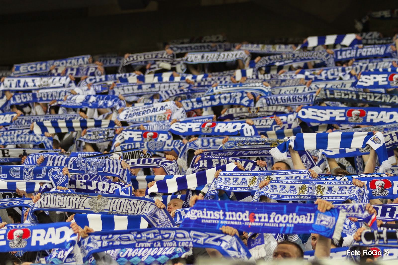 Kibice Lecha Poznań przeciw zarządzeniu UEFA. Wolą pomóc Polakom na Kresach