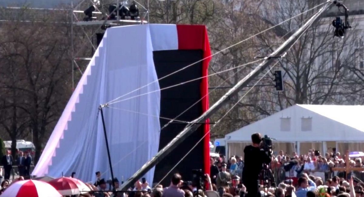 Kaczyński wściekły. Robią WYŚCIG na szczyt pomnika smoleńskiego