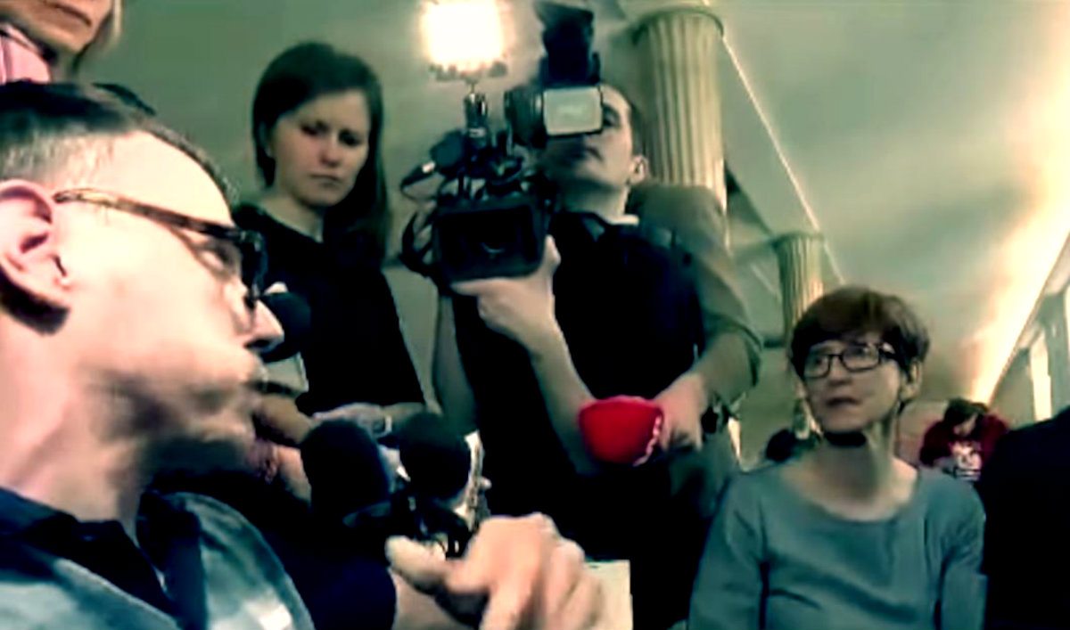 Nocny chaos na sejmowym korytarzu. Protestujący nie dają za wygraną