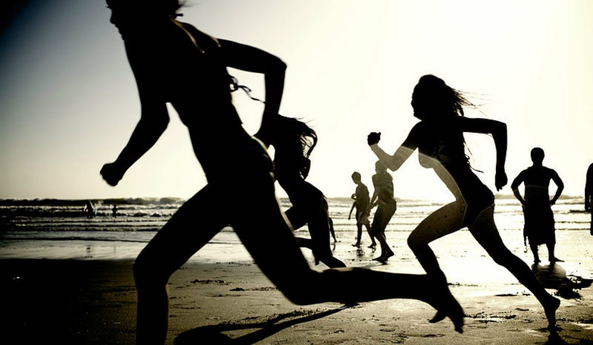 Senator PiS nago biega po plaży. Partia pali się ze wstydu