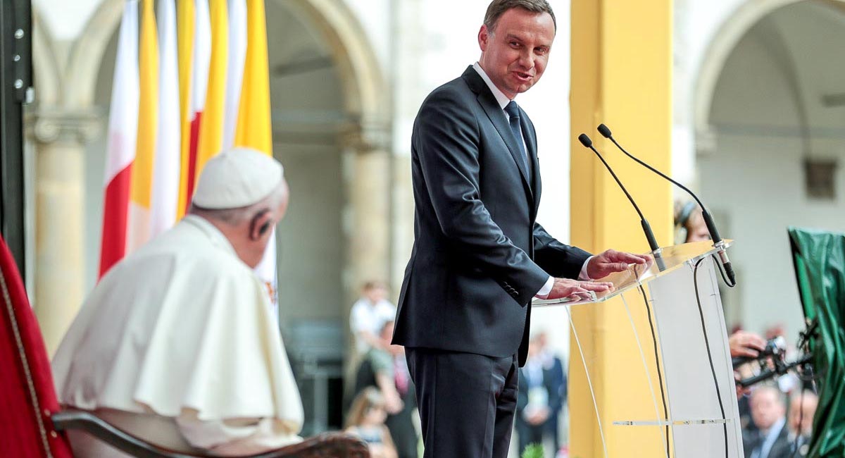 Andrzej Duda wysłał Franciszkowi paczkę. Ale opozycja może nie być zadowolona