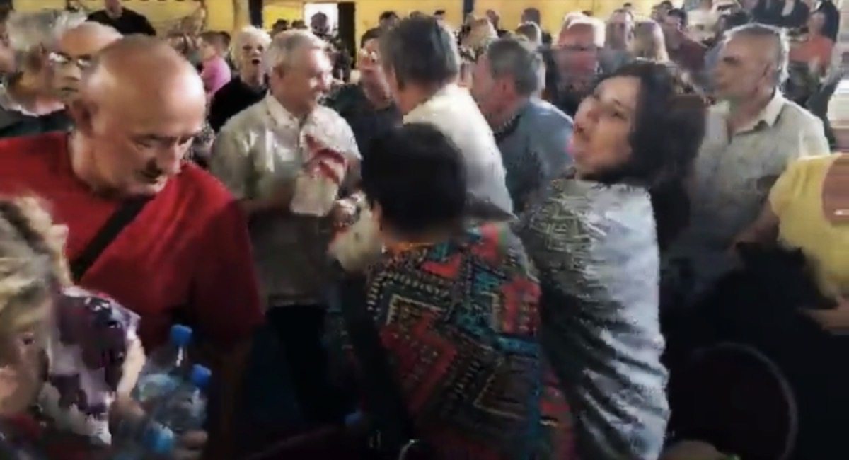 Bijatyka na spotkaniu z Morawieckim! Premier musiał uciekać