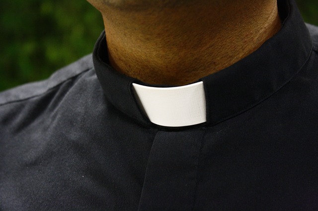 Był molestowany przez księdza. Teraz dostanie od niego 50 tys. zł