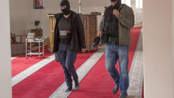 Antyterroryści wpadli do meczetu. Bez butów, by nie urazić uczuć religijnych