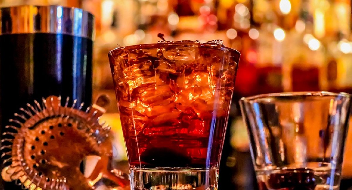 Masz 42 lata? Alkoholu bez dowodu nie kupisz. Ministerstwo zwariowało