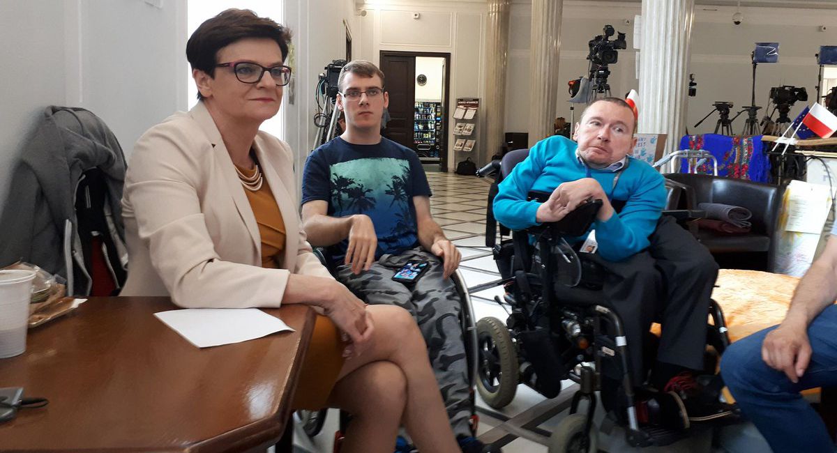 ZAMKNĘLI europosła PO w Sejmie! Straż go upokarza, bo jeździ na wózku
