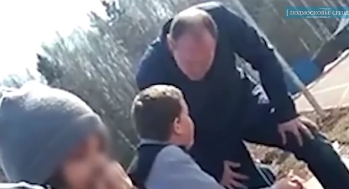 Radny spoliczkował chłopca. Jego zdaniem zachowywał się "zbyt głośno"