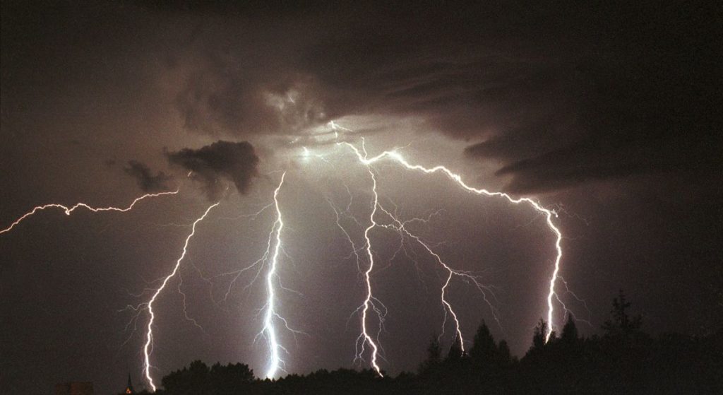 Bardzo silne burze nad Warszawą! Dzisiaj będzie niebezpiecznie