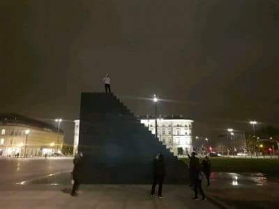 Zrobili z policjantów idiotów i jako pierwsi weszli na pomnik smoleński