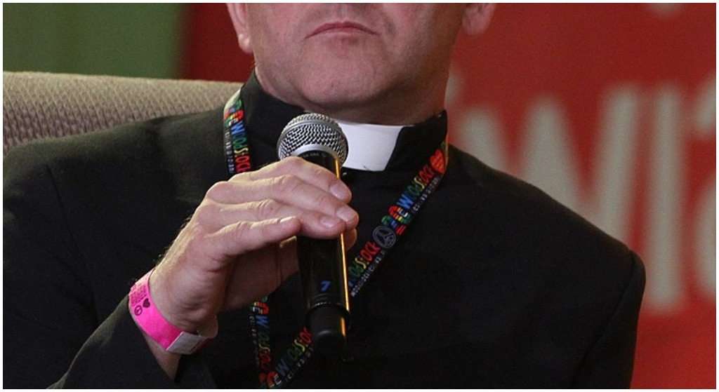 W KOŃCU ktoś to zrobił! Polski ksiądz BŁAGA o wybaczenie