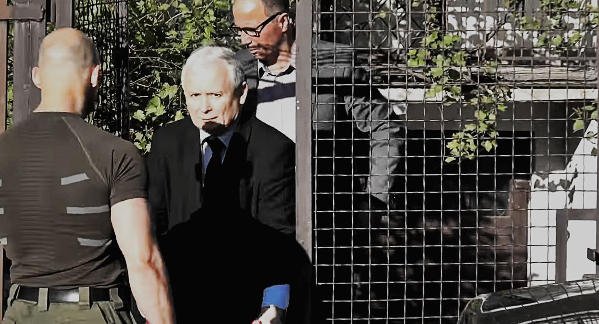 Kaczyński w szpitalu. Ktoś przebywa teraz w jego domu