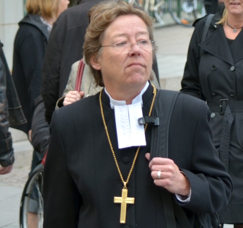 Biskup-lesbijka: Usunąć krzyże i zastąpić je kierunkowskazem do Mekki