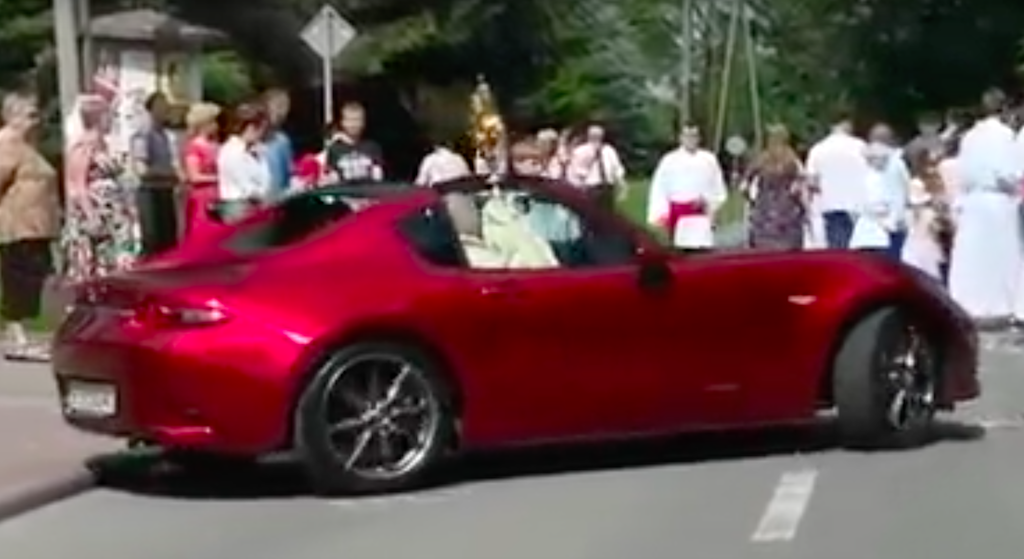 Boże Ciało po polsku. Zmęczona hostia jedzie ekskluzywnym kabrioletem (VIDEO)