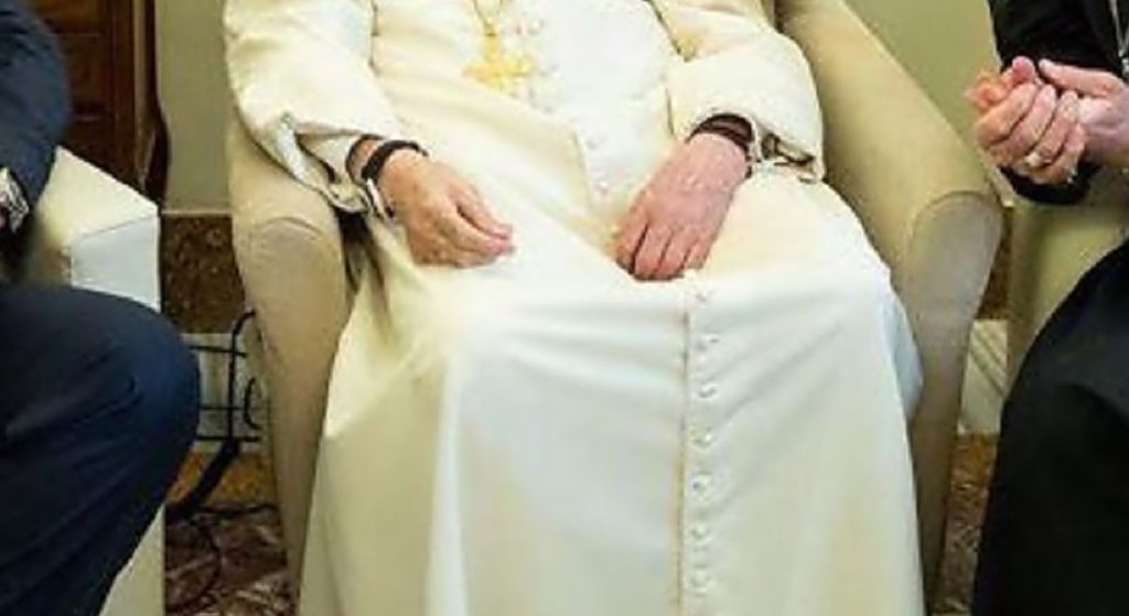 Co za tragedia. Benedykt XVI jest w bardzo złym stanie, zdjęcie mówi wszystko
