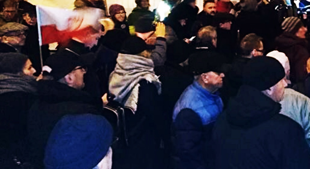Szok w Warszawie. Polityczna okupacja PAŁACU!