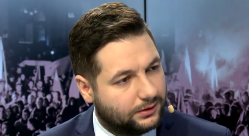 Chcą rozszarpać Jakiego! Publicznie upokorzył ofiarę smoleńską