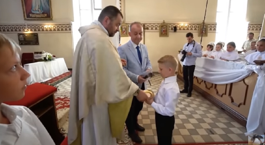 Obrzydliwe! Ksiądz w okrutny sposób potraktował chłopca, nie wiedział, że jest nagrywany