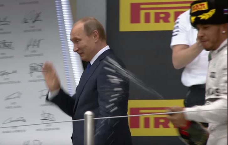 Hamilton zagapił się i oblał Putina szampanem (video)