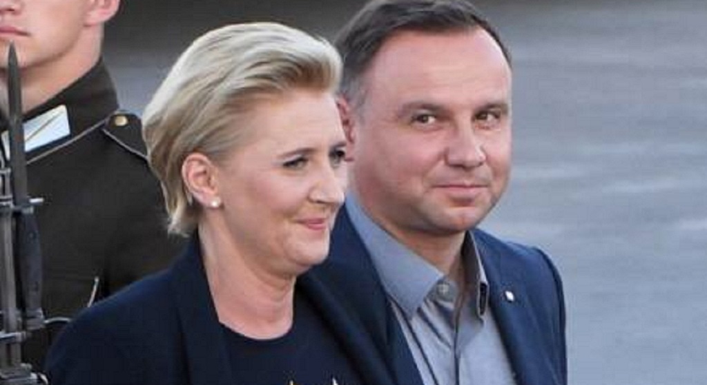 Strój Agaty Dudy wywołał burzę! Kibicuje jak na pogrzebie
