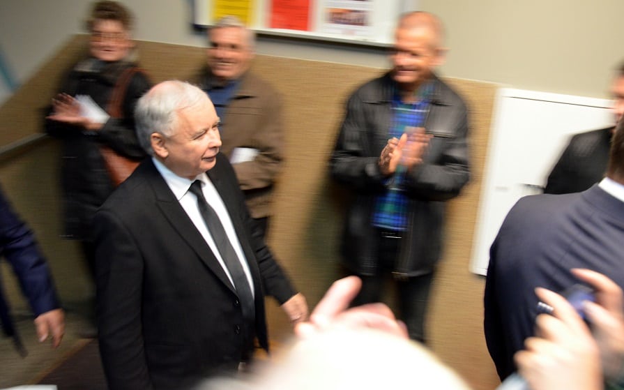 PiS roztrwoni FORTUNĘ. Na co? Na własnych polityków