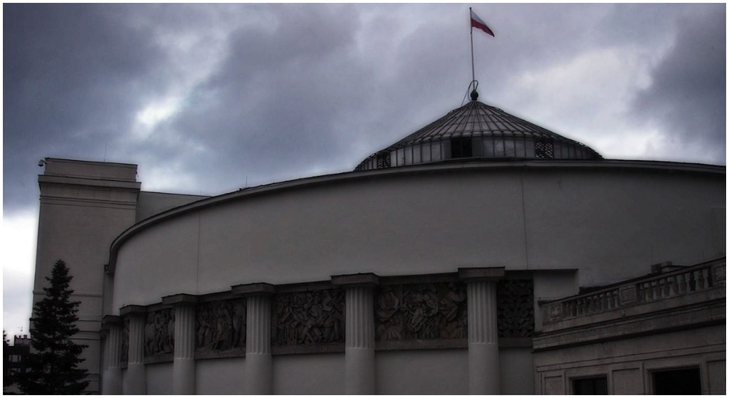 Co tam się stało?! Czołowi politycy wwieźli do Sejmu ludzi W BAGAŻNIKU, wtedy się zaczęło