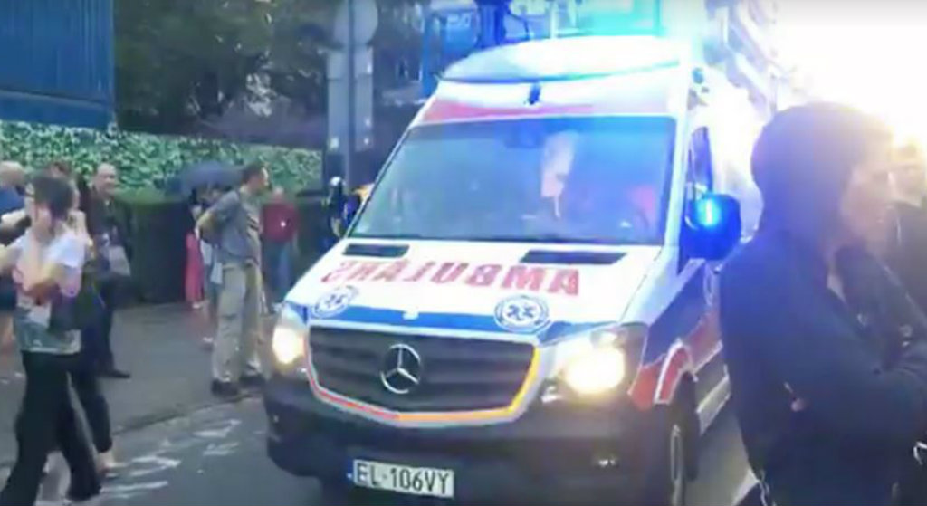 Ranni pod Sejmem! Karetka ledwo przedostała się przez tłum