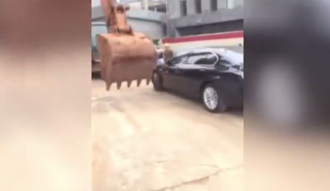 Tak usuwa się źle zaparkowane auta w Chinach (Video)