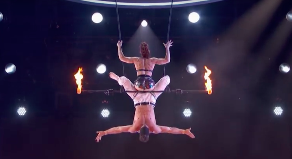 Koszmar w Mam Talent! Podczas występu upuścił żonę w płomienie (VIDEO)
