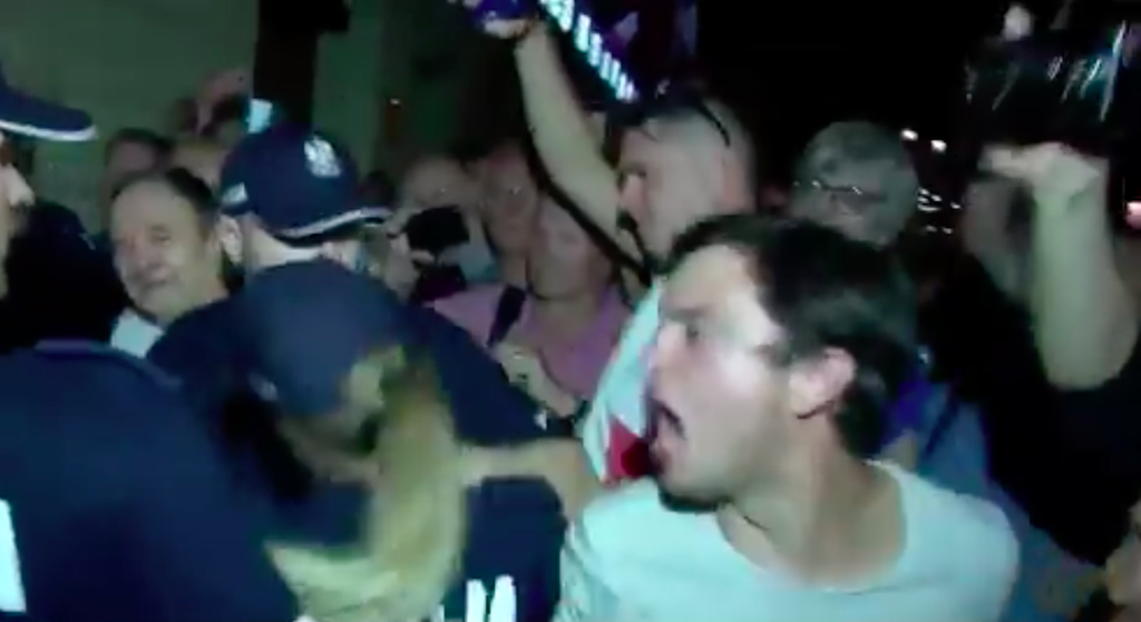 Zadziwiająca prowokacja TVP! Media: policję na proteście atakował AKTOR