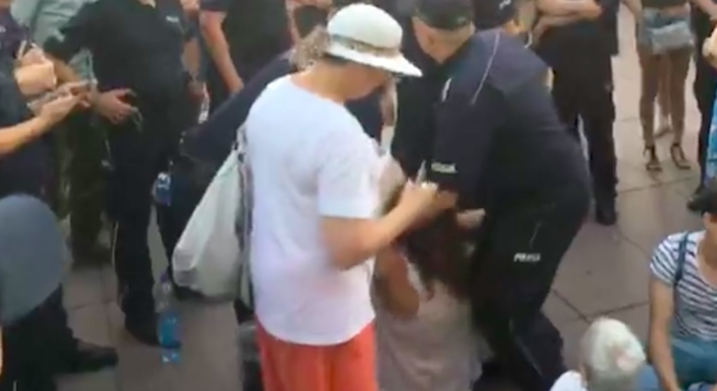 Dzieje się w Warszawie! Policja aresztuje opozycję, puściła narodowców