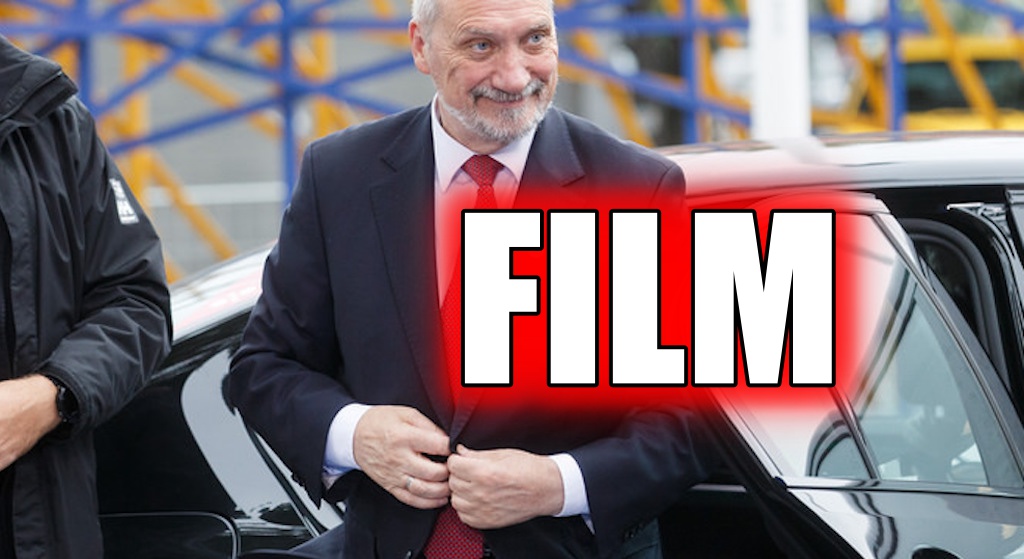 Półnagi Macierewicz na imprezie! Po sieci krąży szokujące nagranie