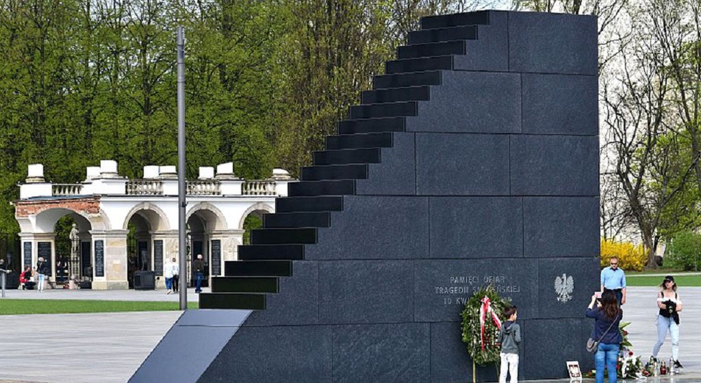 Ogromna afera! Pomnik smoleński w Warszawie zbezczeszczony, Kaczyński w furii