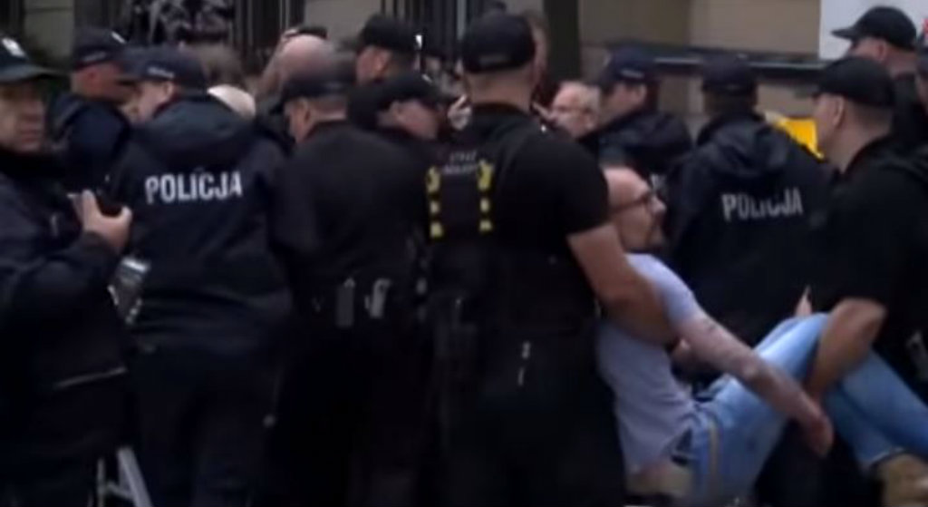 Wyciekła tajna instrukcja z MSWiA. Oto, co policja zrobi demonstrującym
